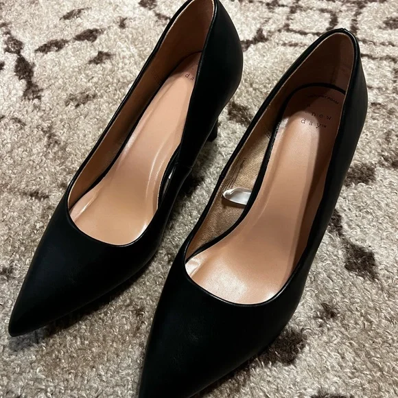 Classic Black Pointed-Toe Women's Pumps - Picture 1 of 3